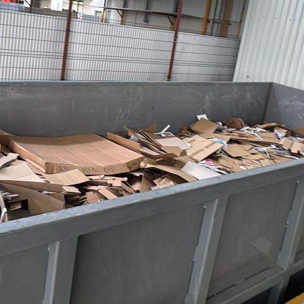 Contenedor con material reciclable