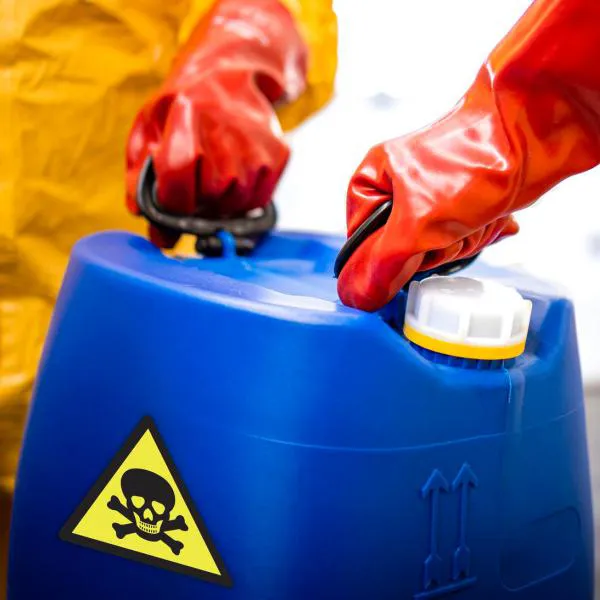 Contenedor con residuos peligrosos